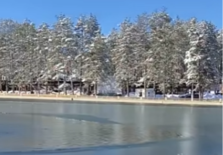 OTAC SA DECOM POŠAO NA KLIZANJE, PA PROPAO KROZ LED! Policiju sablasnuo prizor, bio je na ivici hipotermije